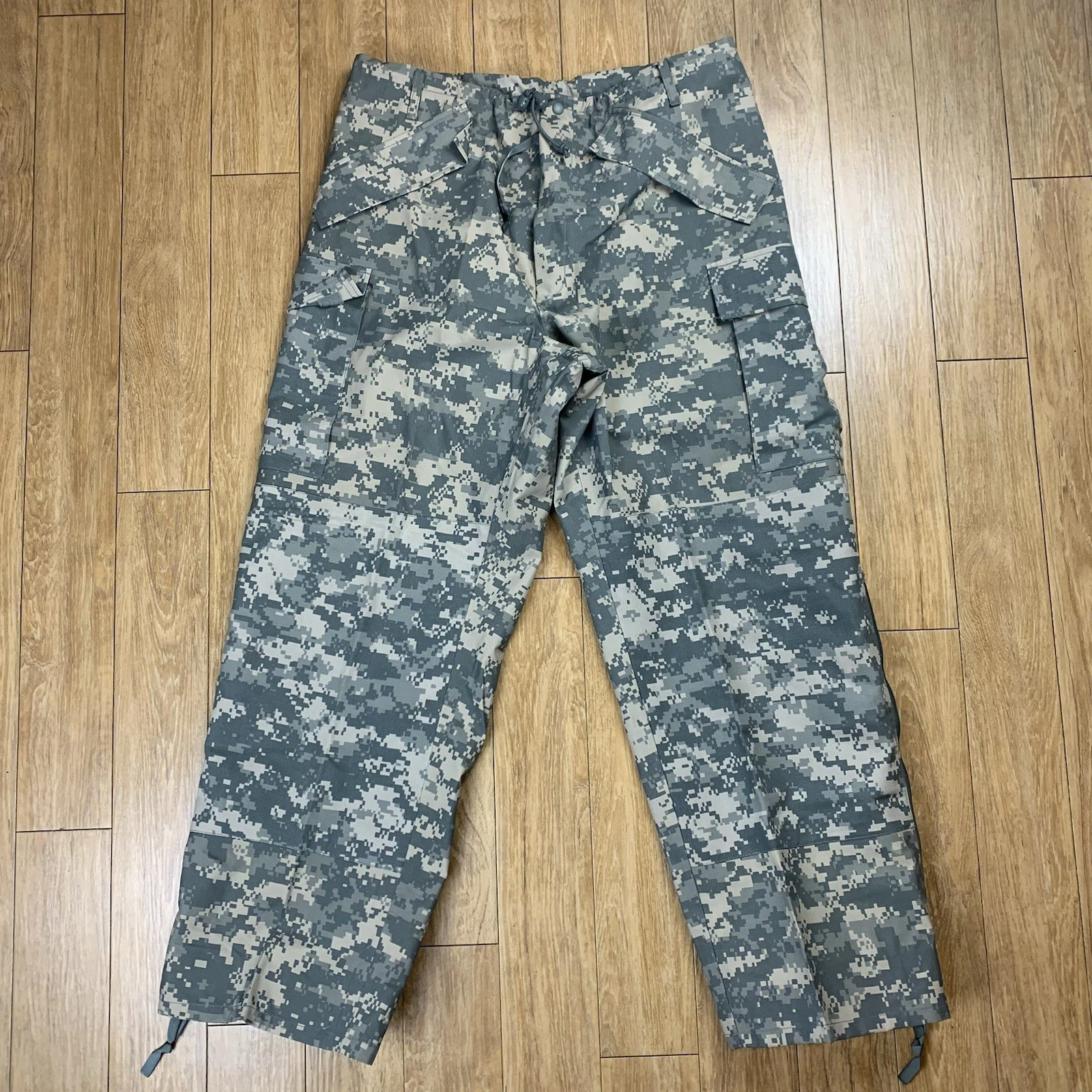 US Army Trousers Cold Weather Pants Mens Medium UCP Digital Camo Gore Tex ECWCS