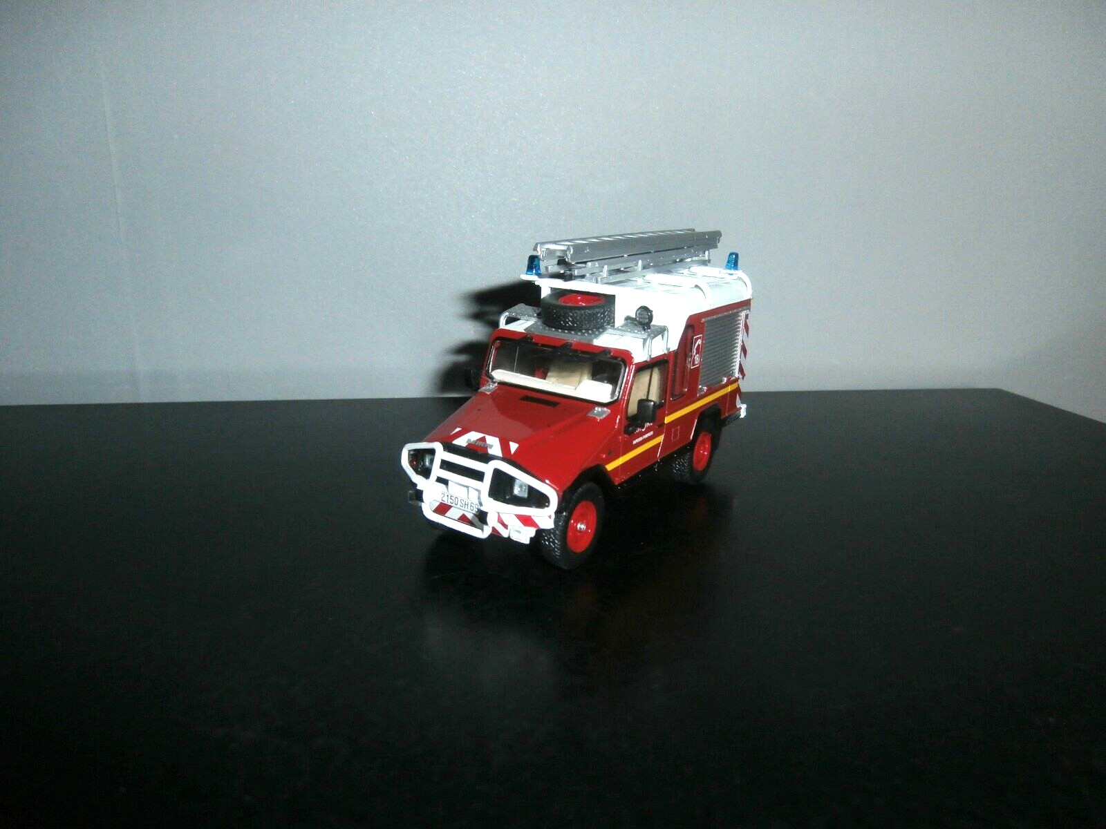 UMM ALTER TURBO VPI CTD Pompiers du Rhône 1/43e : réplique historique pour vitrine de passionné