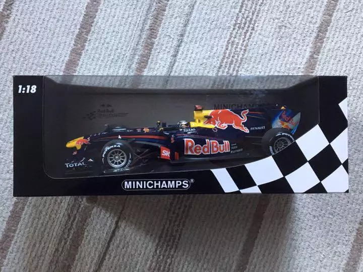 Minichamps 1/18 Red Bull RB6 Renault Sebastian Vettel 2010 Brazilian GP Winner