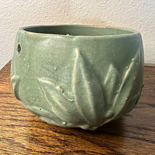 1030s Mc Coy Green Ceramic Pottery Round Leaf Pattern Hanging Planter 1030s Mc Coy Green Ceramic Pottery Round Leaf Pattern Hanging Planter
