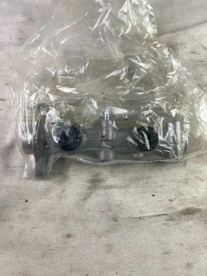 Cilindro maestro de freno OEM 10-4014 para frenos de disco delanteros; Ford Crown Vic LTD Foto 2 de 4
