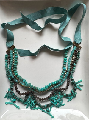 Außergewöhnliches Collier - Türkise und türkisfarbede Steine Schleifenbindung