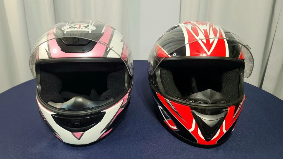 Cascos de moto para él y ella - rojos y rosas - tallas medianas y pequeñas Foto 3 de 4