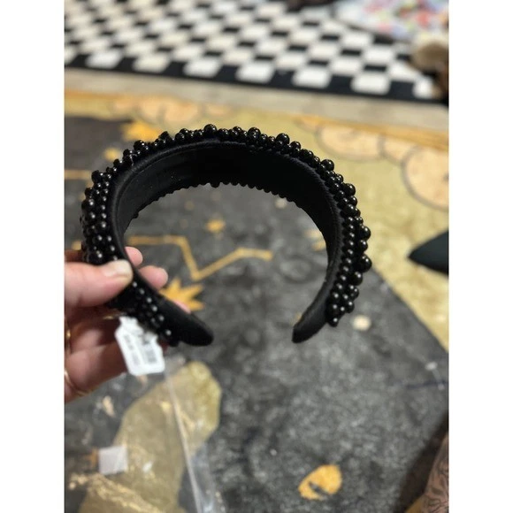 Accesorio para el cabello adornado diadema acolchada con cuentas negras Free People Foto 3 de 4