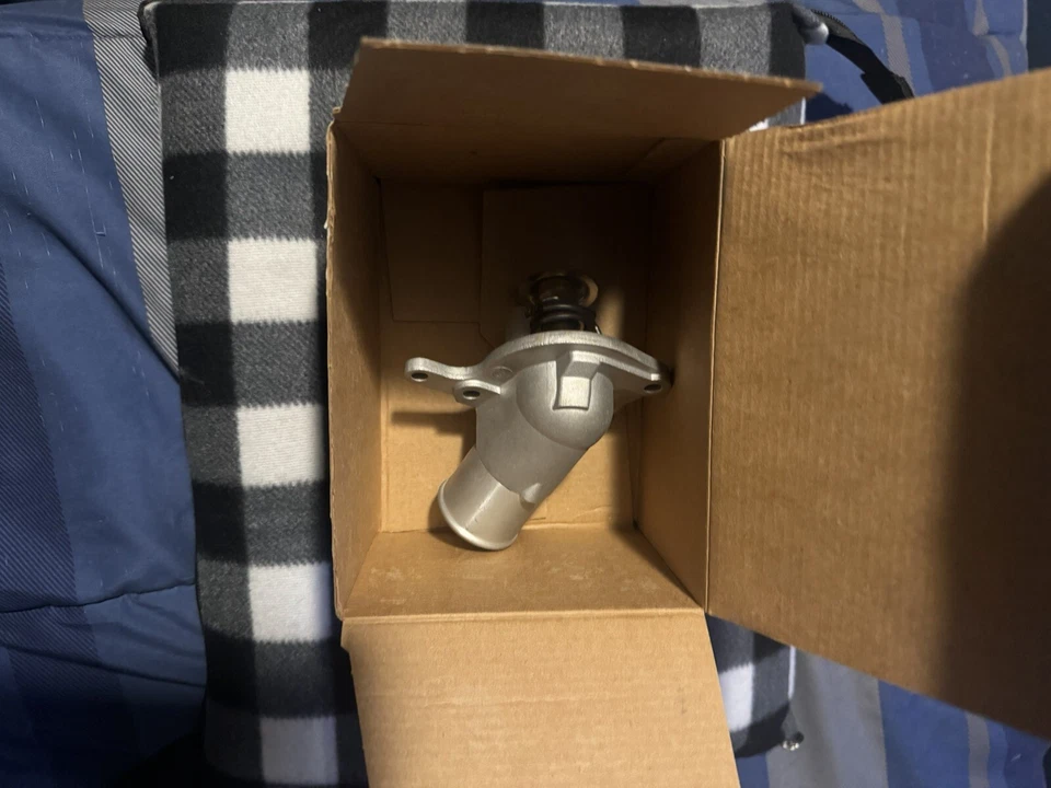 Termostato de refrigerante de motor / conjunto de salida de agua Stant 14298 Foto 4 de 4