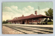 1910. PASSENGER TRAIN STATION. ROCK ISLAND SYSTEM, VINTON, IOWA. POSTCARD. SL33