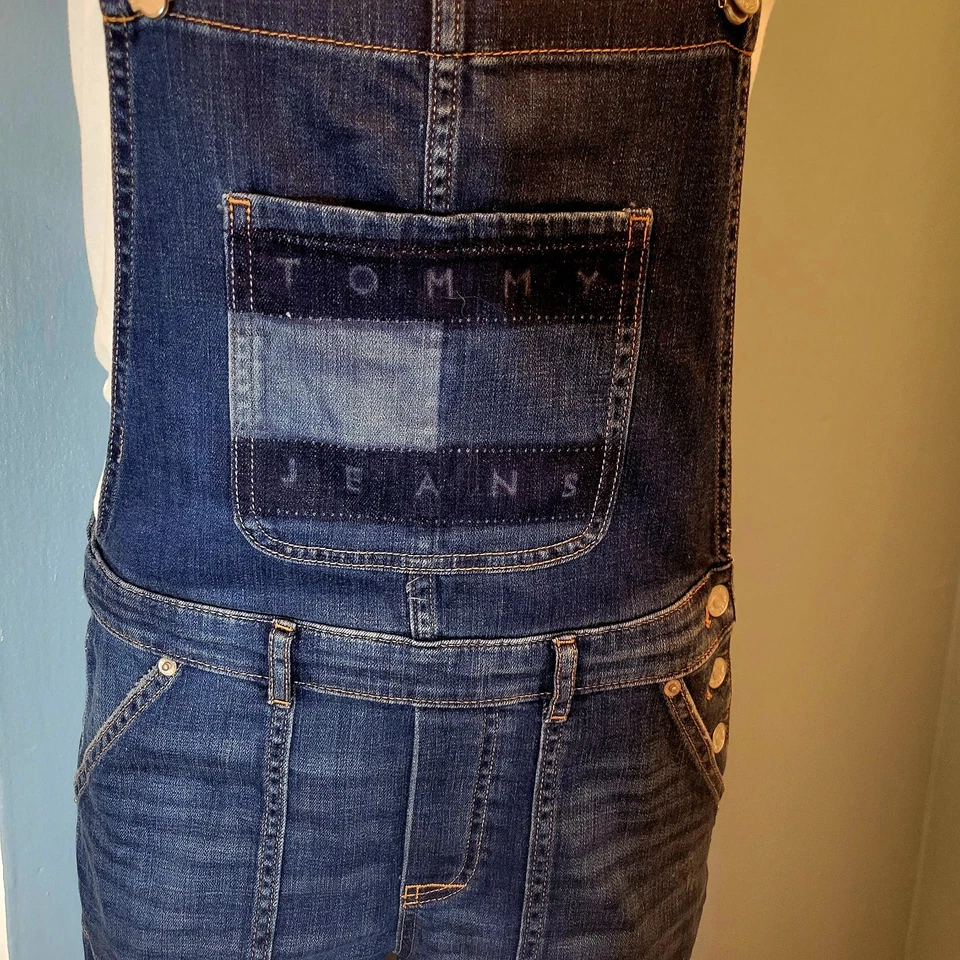 Macacão jeans Y2k bainha crua cropped Tommy tamanho 6 28 cintura. Estilo hiphop dos anos 1990 - Imagem 2 de 4