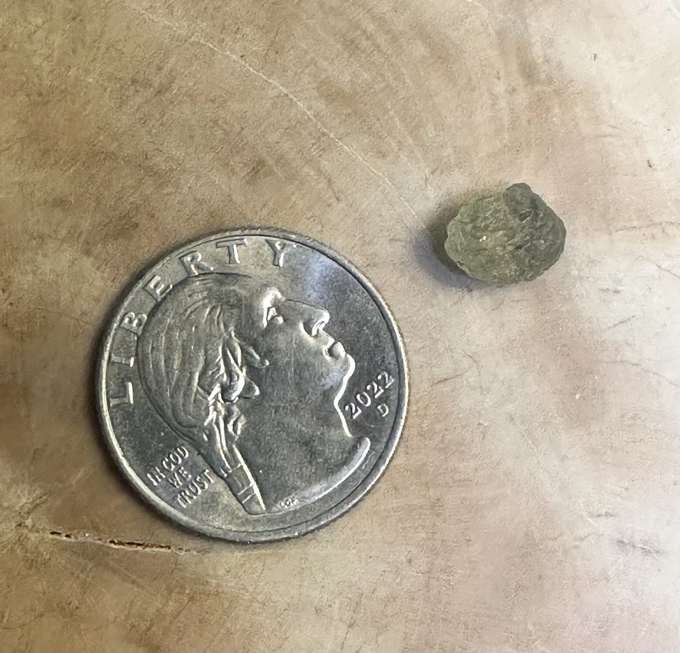 Natural Uncut Yellow Green Montana Sapphire 3.6 CT Approx 9x7x5 mm - Image 2 of 4