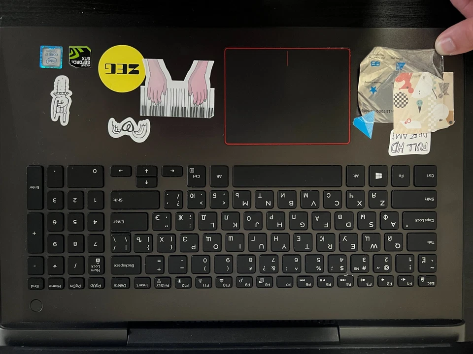 Dell Inspiron 7577 Intel I7-7700 2,80 GHz, 16 GB RAM 1 TB SSD, NVDA GTX 1060 Max-Q Foto 3 de 4