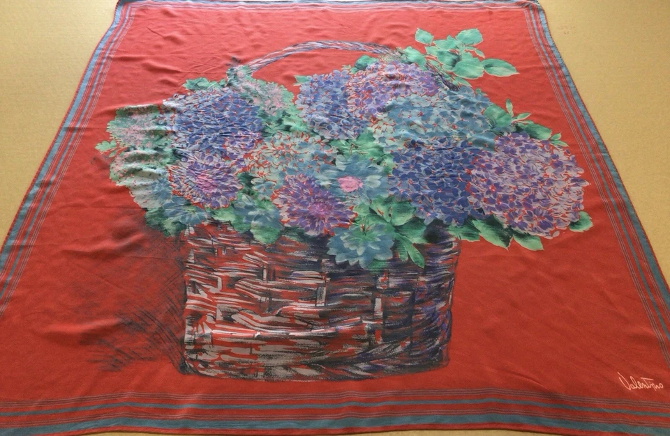 BUFANDA DE SEDA FIRMADA VALENTINO para mujer Foto 2 de 4