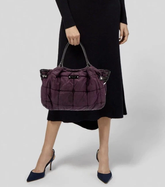 Bolso acolchado Kate Spade New York púrpura de nailon charol negro Foto 2 de 4