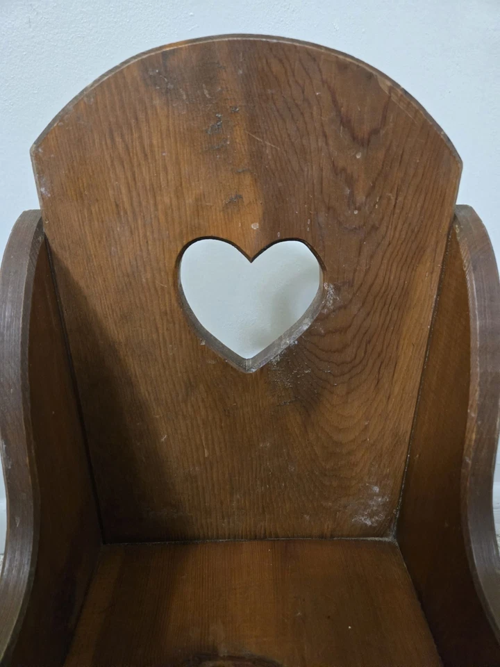 Silla marrón pequeña vintage hecha a mano de madera maciza corazón granja campo niño/niños Foto 2 de 4