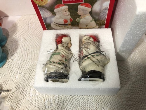 LENOX HOLIDAY SANTA & MRS CLAUS CHRISTMAS SALT AND PEPPER SET NIB - Picture 3 of 5