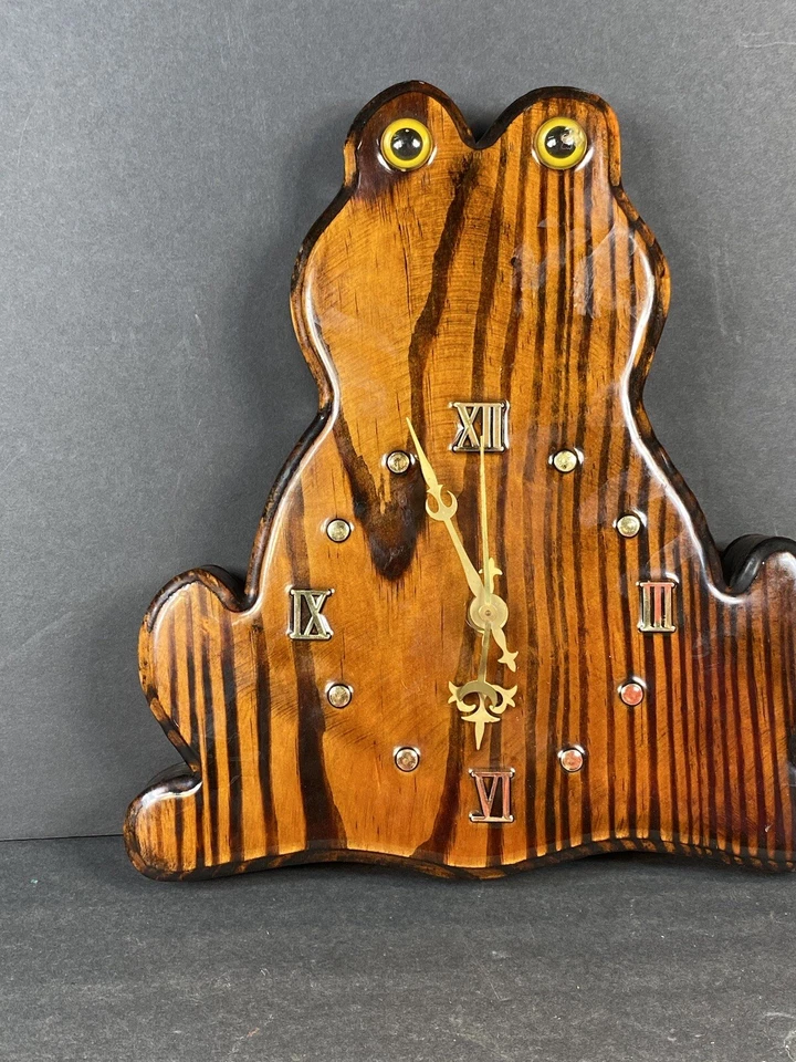 Reloj de madera en forma de rana Foto 4 de 4