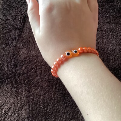 Süßes orangefarbenes Armband mit zwei Augen