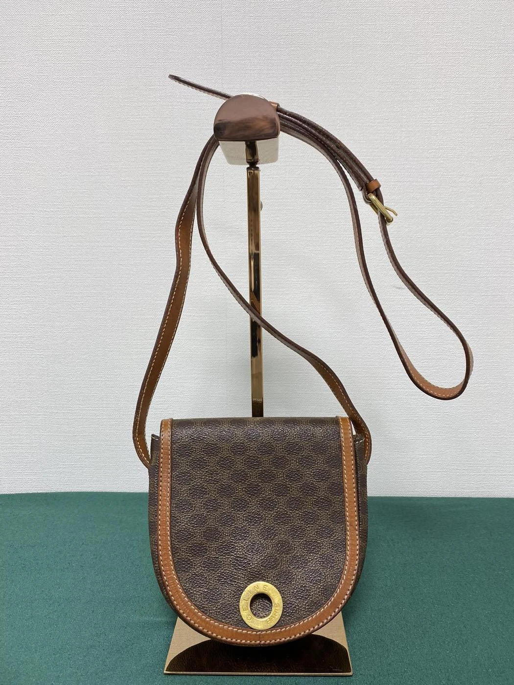 Borsa a tracolla CELINE modello macadam in pelle con logo a cerchio 1940