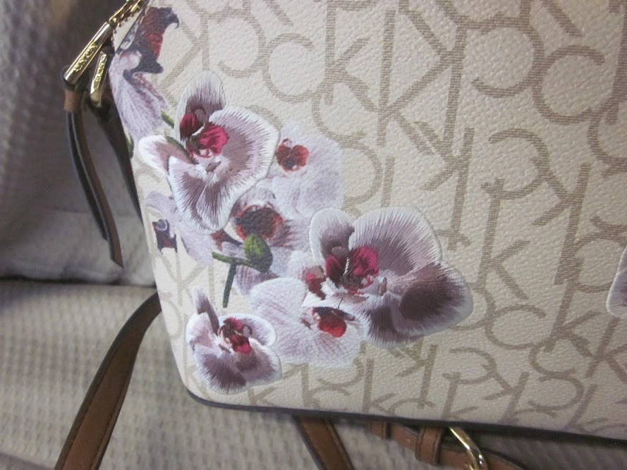 Сумочка через плечо Calvin Klein Janae цветок орхидеи - Изображение 4 из 4