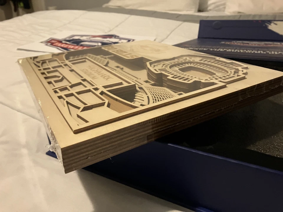Buffalo Bills Highmark Stadium Farewell 季票持有人礼品木制艺术品 — 第 2/4 张图片