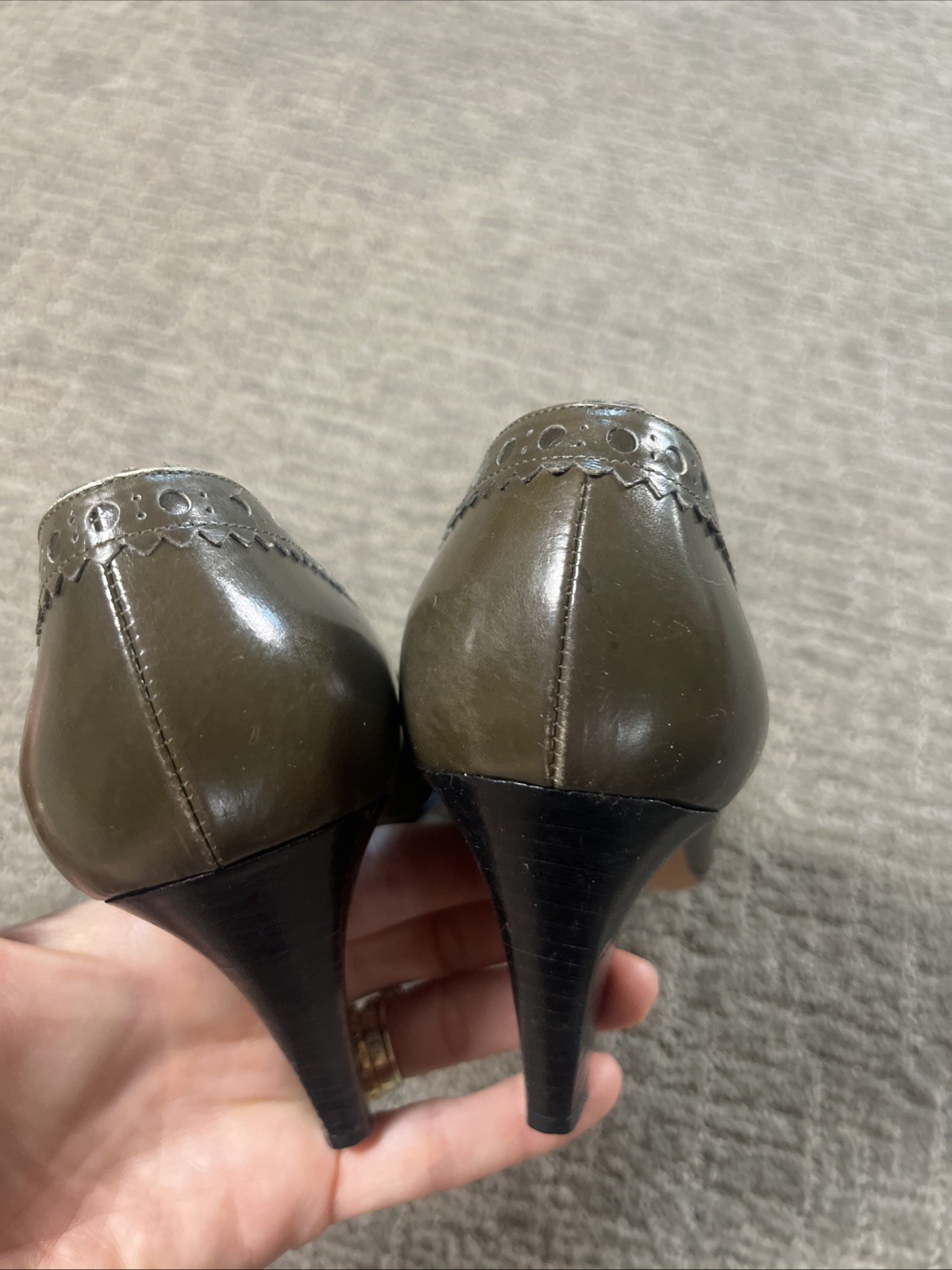 Vintage Yves Saint Laurent pelle brogue pump 7M YSL Italia tacchi verde oliva