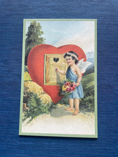 AK Postkart rotes HERZ Engel m. Blumenstrauss Blütenkranz klopft an Herz-Fenster