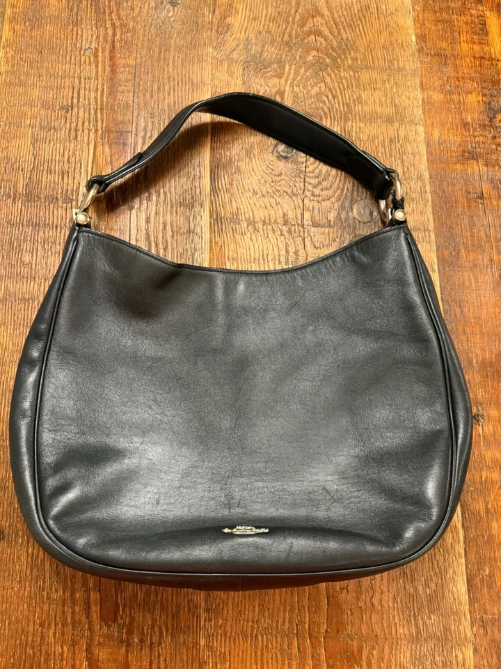 Bolso de Hombro COACH Nomad Hobo - Cuero Curtido Negro - Poco Uso - $495 Foto 2 de 4