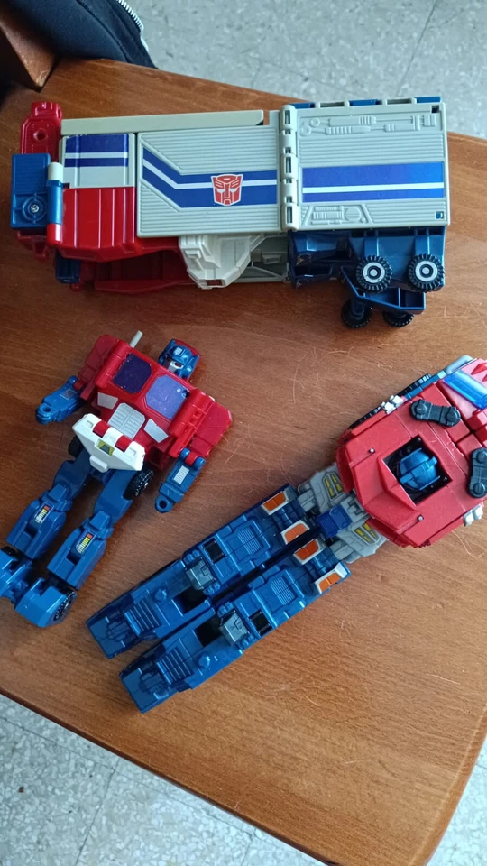 lotto transformers 2 Optimus Prime di due diverse serie vintage da recupero - Immagine 2 di 4
