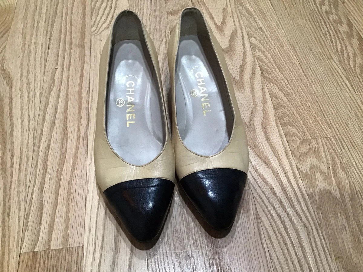 PAIR OF GOLD LEATHER FLATS, CHANEL