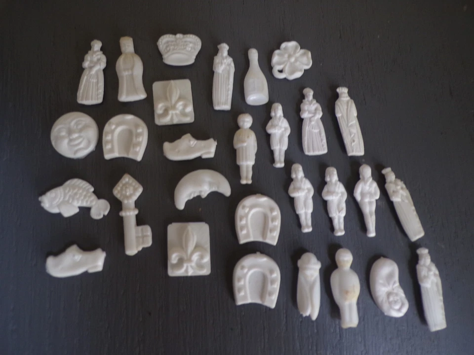 29 fèves anciennes en plastique - Photo 1/1