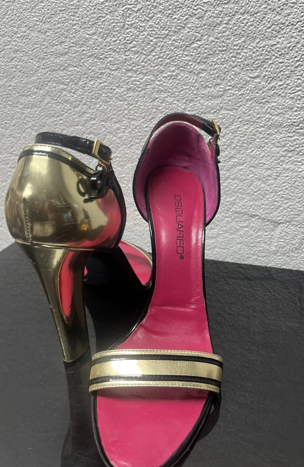 Сандалии на высоких каблуках DSQUARED2 серебристые с черным лакированным и ярко-розовым интерьером - Изображение 2 из 4