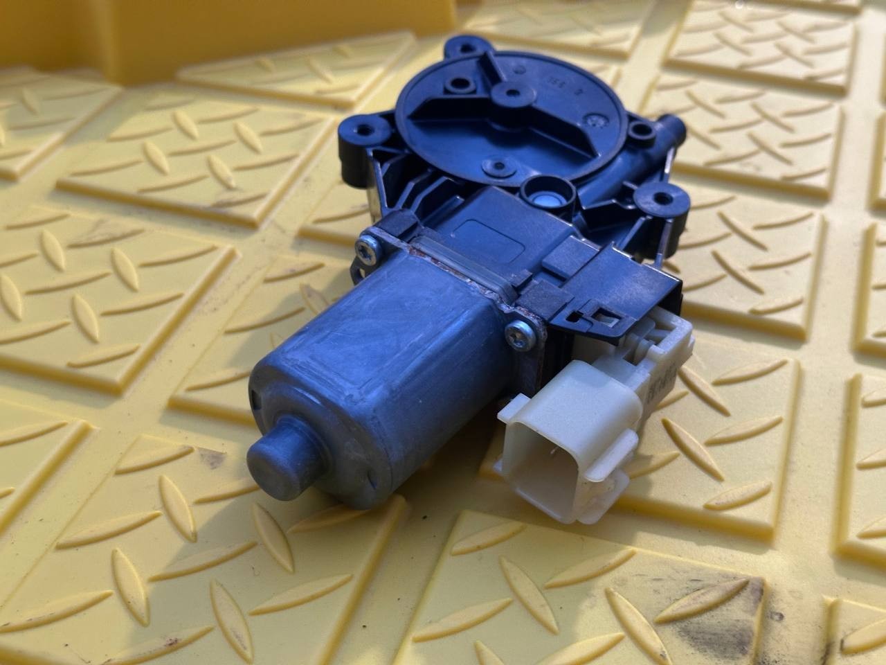 Maserati Ghibli 2017 OEM Rear Left or Front Window Regulator Motor – E840368001