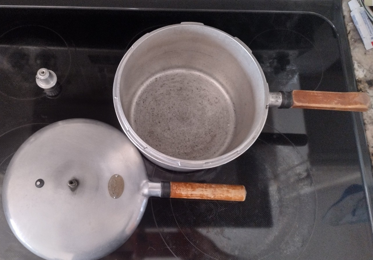 4qt W/ Wood Handles Soft Seal