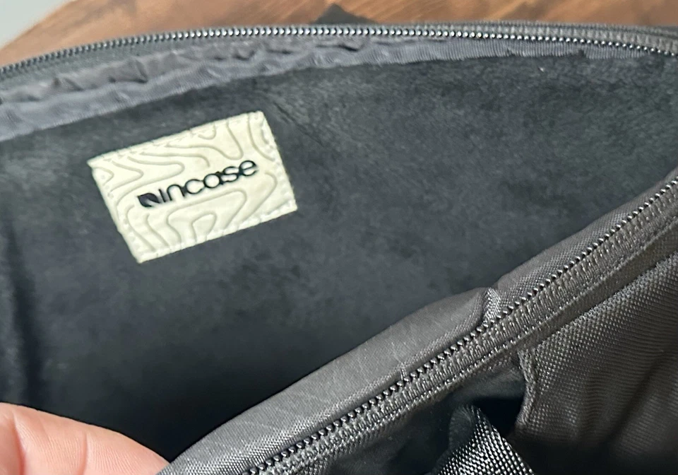 Incase MacBook Pro 13” - 14” / Air 13” Black Carrying Case Laptop 2 Handles - Image 4 of 4