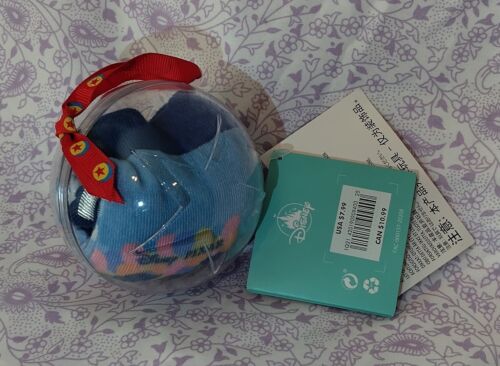 NUEVO CON ETIQUETAS, ¡¡NUEVO EN CAJA!! ¡Calcetines Disney "Lilo and Stitch" en un adorno navideño redondo! - Imagen 2 de 5