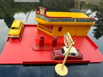 MATCHBOX LESNEY 'ESSO' ONE STORY MATCHBOX GARAGE WITH PUMP SET YELLOW