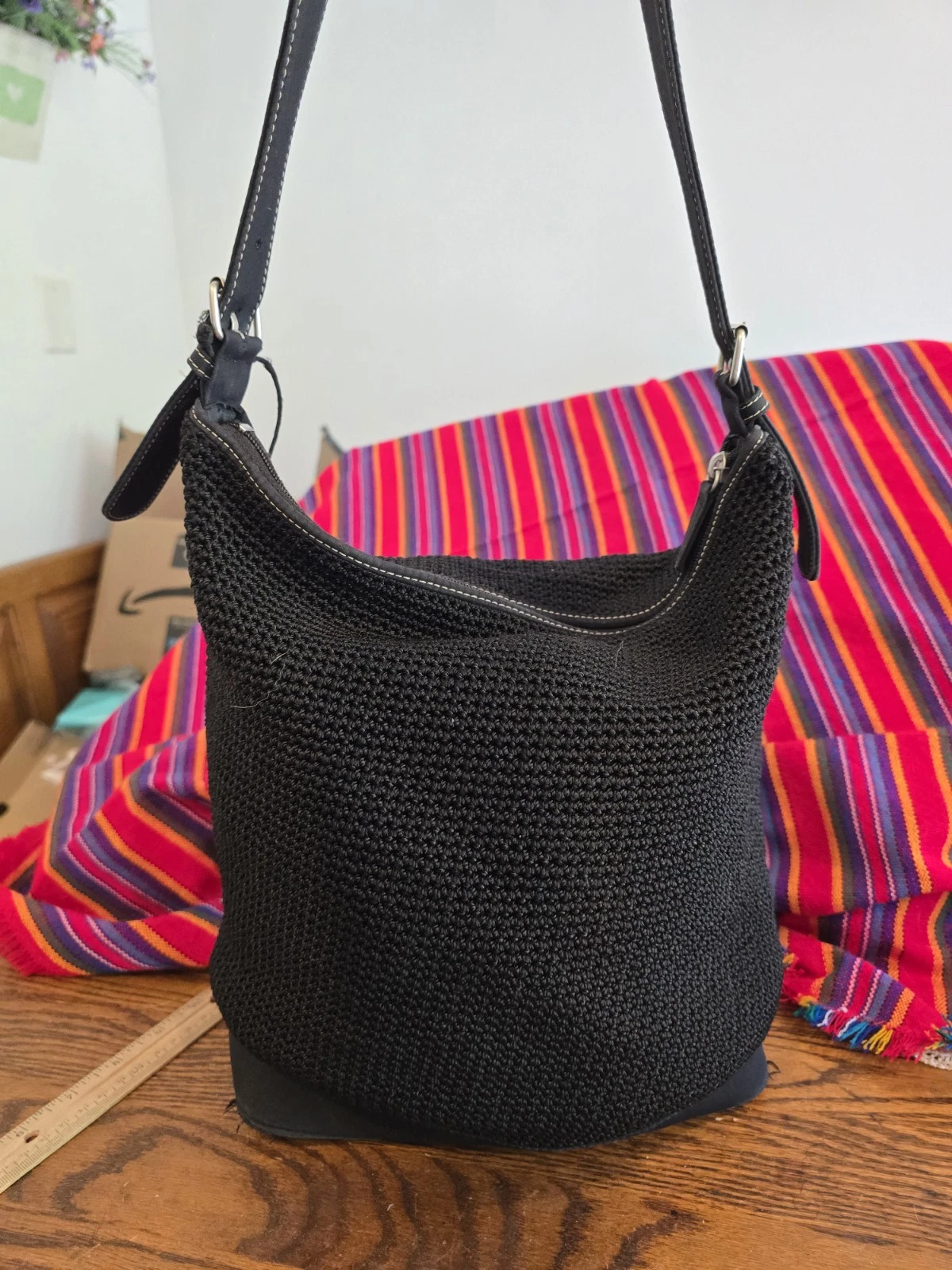 Borsa a tracolla The Sak in maglia nera secchiello borsa 13" x 12" boho