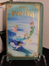 Cartera LoungeFly Disney Peter Pan Libro Cremallera Alrededor "Nunca Crezcas"