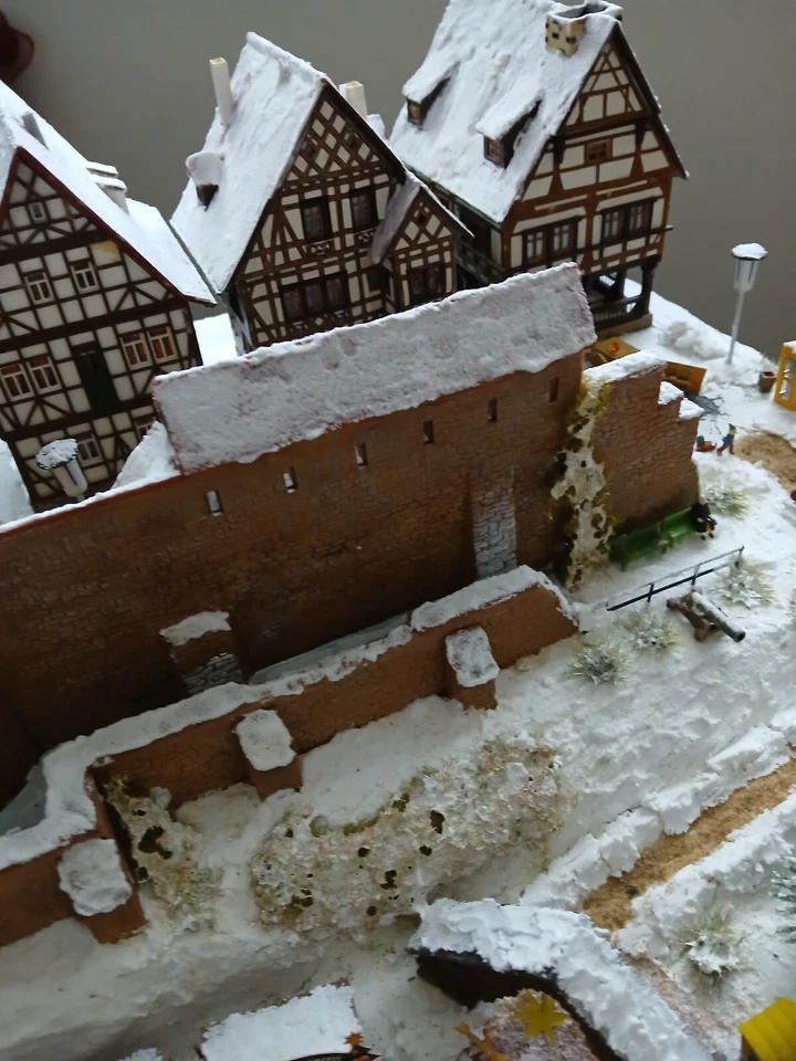 TOP-Winter-Diorama H0/1:87 Weihnachtsmarkt Stadtmauer Fachwerk Waldszene - Bild 3 von 4