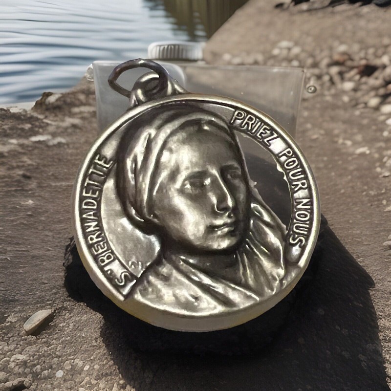 New 1.25 “ Round Silver Color Medal Of St Bernadette 