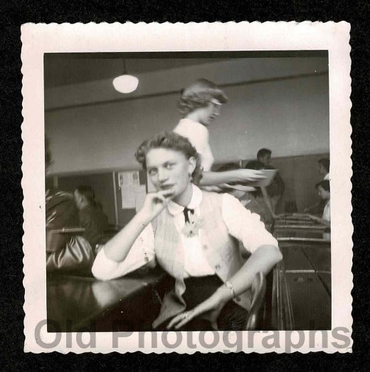 YOUNG CLASSROOM SITTING @ DESK BLURRY GIRL WALKING BY OLD/VINTAGE PHOTO-H413