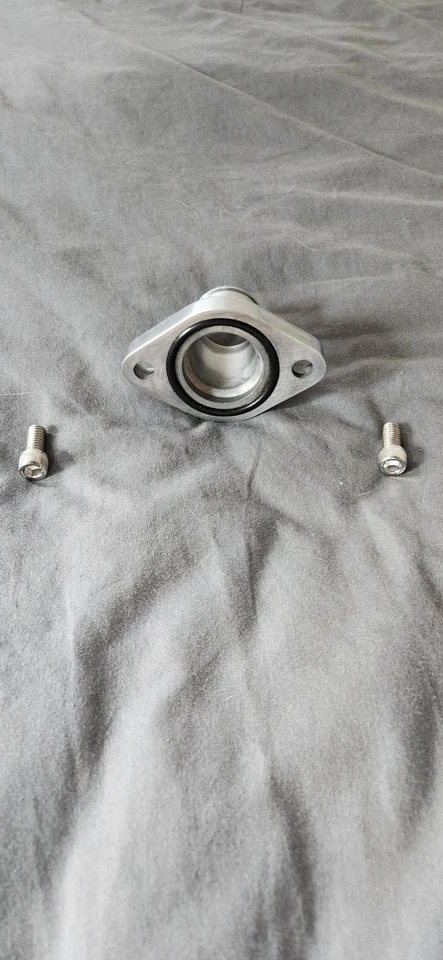 Salida de agua recta de aluminio Weiand para Chevy de bloque pequeño Foto 2 de 2