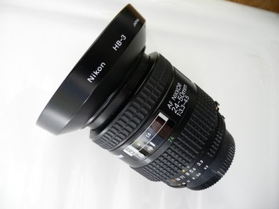 24-50mm f3.3-4.5 AF Nikkor Weitwinkel Zoomobjektiv mit HB-3 Gegenlichtblende.