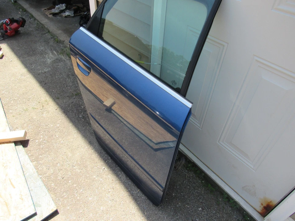 Audi A4 2005-2008 sedán puerta trasera derecha azul Foto 2 de 4