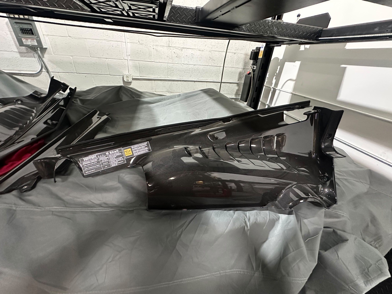 Ferrari OEM 78201700 Juego de paneles laterales de vano motor en fibra de carbon