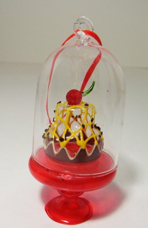 Christmas Ornament Festive Cake Under Glass Cloche Dome Display Pedestal Stand