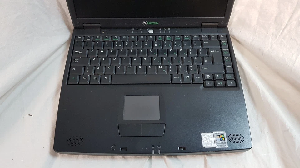 Gateway solo 5300 Vintage 14" Laptop Intel Pentium III 256MB 14GB, Windows XP - Image 4 of 4