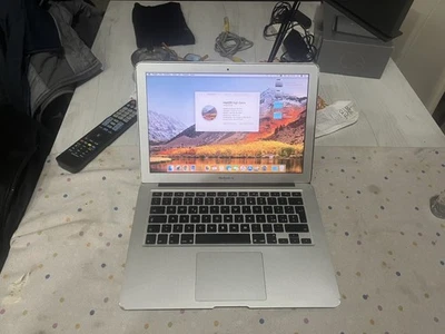 Apple MacBook Air 13 (2011) 13.3'' i7-2677M 4GB Silver Laptop GERMAN KEYBOARD