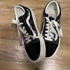 Vans Women Size 7 Low Rise Black Old Skool w/embroidered Roses, Lace Up Classic