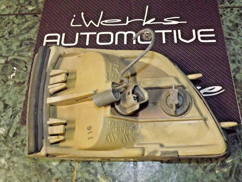 89-94 USDM OEM Mitsubishi Galant front corner light lamp assembly 216-37567 R FR - Image 3 of 4