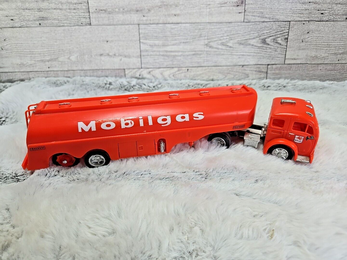 1:48 Built Model Vintage Revell Red Fuel Truck MOBILGAS Fruehauf Vehicle