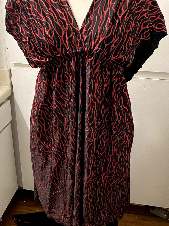 Vestido Multi Estilo Infinito XL - XXL Negro Rojo Llamas Sexy Único en su Clase Foto 2 de 4